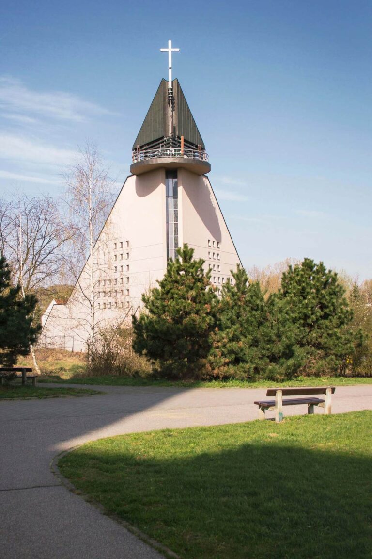 Kościół parafialny (konstrukcja żelbetowa), Kraków-Rżąka