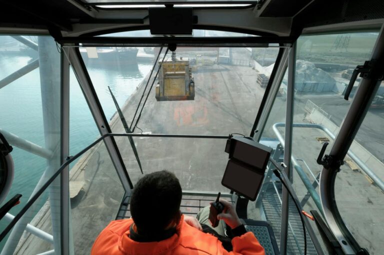 Jakie kwalifikacje i&nbsp;predyspozycje powinien mieć operator dźwigu?