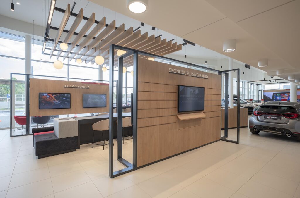 Nowoczesny salon samochodowy z drewnianymi panelami z ekranami i wystawionymi samochodami